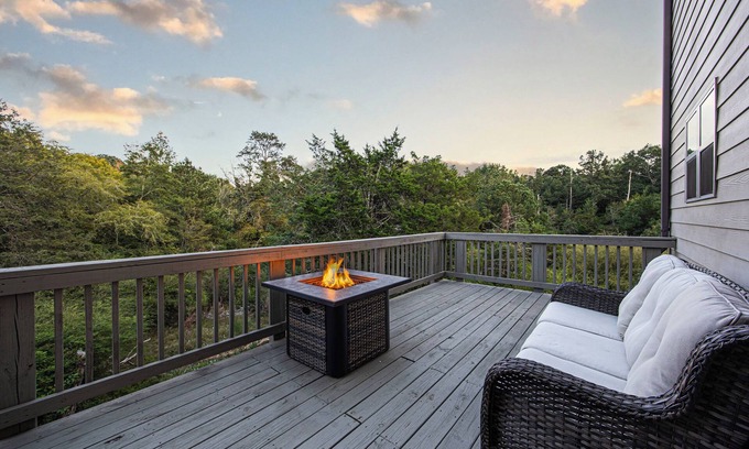 Lithonia Casa | The Suburban Cabin - Surbuban Home W/ A Cabin Feel and Creek View