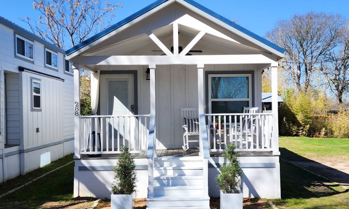 Staples Cabina | "The Suite" w/ King Bed - By The San Marcos River