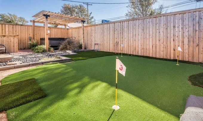 Amarillo Casa | The SuiteSpot Hot Tub EV Charger Mini-Golf Private Yard, Sleeps 6