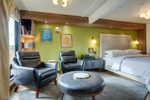 Newport Hotel | The Sun King at The Louie Boutique Motel, Walk to Everything! Dog Friendly!