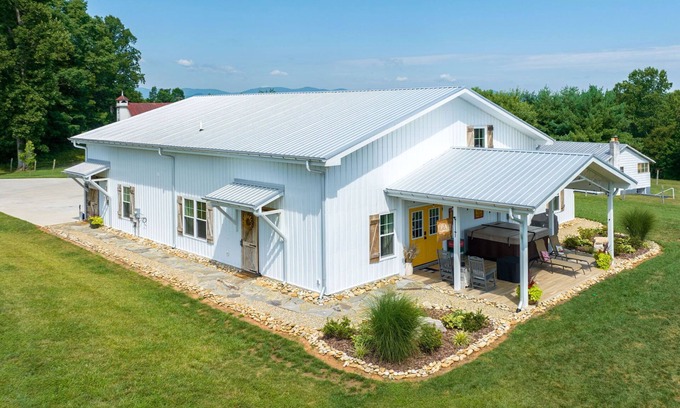 Alexander Otro | The Sunflower Barn