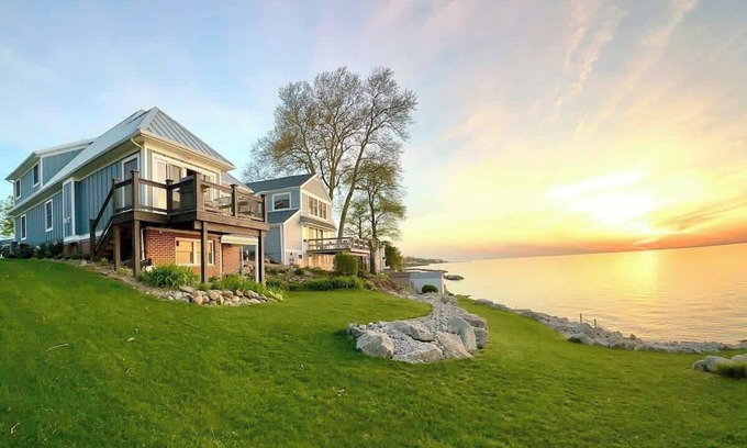 Geneva-on-the-Lake Casa | The Sunset Cottage - Lakefront with Private Beach