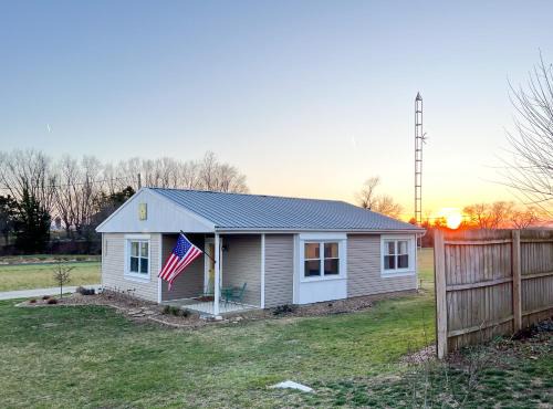 Greensburg Casa | The Sunshine Bungalow