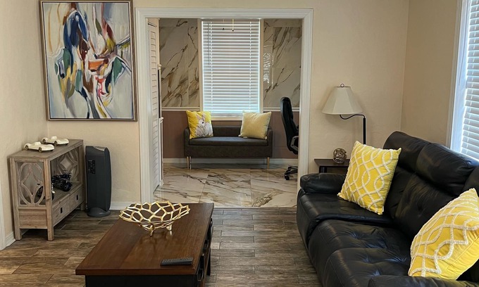Brentwood Casa | The Sunshine Home Stay