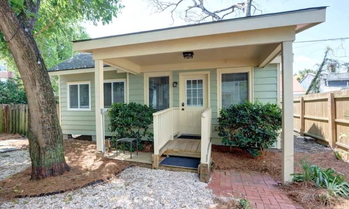 Beach Institute Apartamento | The Tea Olive Cottage, Quaint | Pet-Friendly!