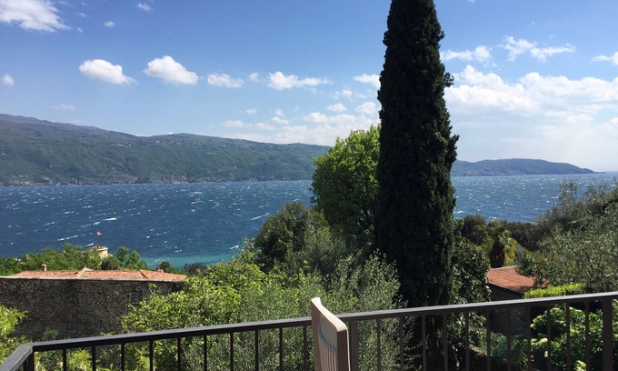 Gargnano Villa | La terraza en el lago de la residencia Oliveto.