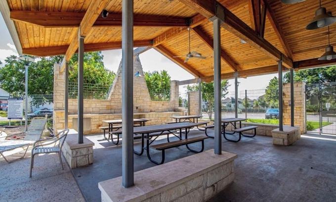Austin Casa | The Terracotta Loft- Community Pool- Close to airport and Austin Downtown