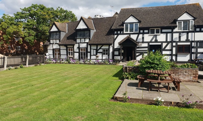 Quedgeley Hotel | The Thatch Inn