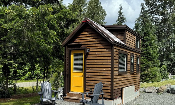 Courtenay Cabina | Cozy Tiny Home in the Country - Close to Mt. Washington, Cumberland & Courtenay