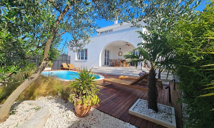 Arbanija Villa | El apartamento grande y totalmente equipado cerca del mar rodeado por un amplio jardín
