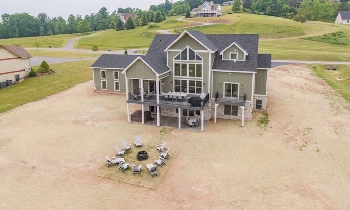 Waterfront Greens Casa | The Tippy Canoe - Luxurious 8BR - Indoor Pool & Hot Tub - Deep Creek Lake - FREE