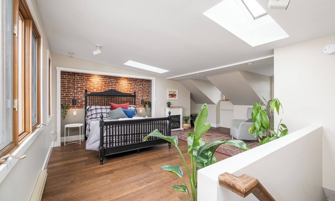 Inner Harbour Casa | The Townhouse, Downtown Kingston