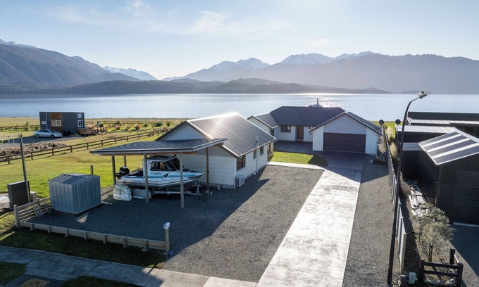 Te Anau Casa | The Tranquil Edge - Te Anau Holiday Home