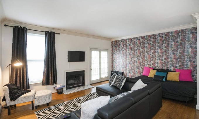 West End Casa | "The Traveller" 2bd Townhome off WEST END! 8 min ->DT!