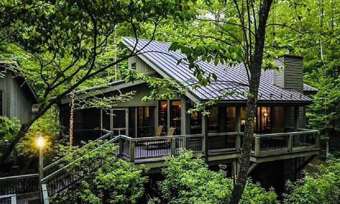 Victor Casa | The Tree House in the heart of the New River Gorge National Park