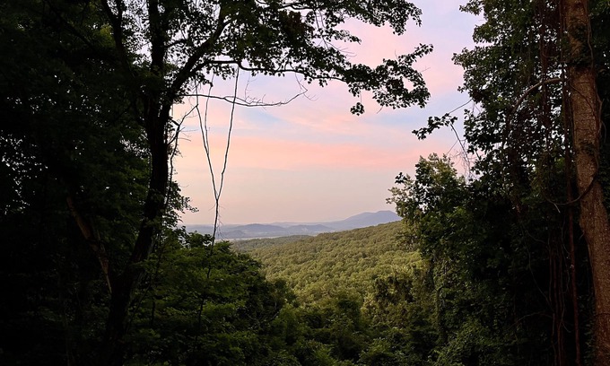 Jonesborough Cabina | The Treehouse at Feather Ridge Retreat