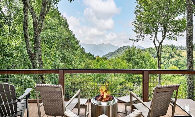 Cataloochee Ranch Cabina | The Treehouse at Cataloochee - Luxury, Mountain Experience at 4,900ft! HOT TUB!!