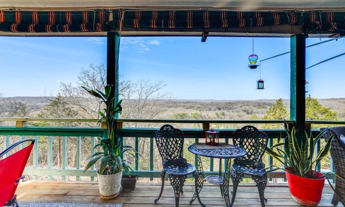 Hardy Casa | The Treehouse in Cherokee Village Deck and Views