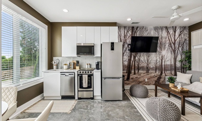 Whitebridge Apartamento | The Treehouse- Stylish West Nashville Studio Condo, Best Rates in Music City!