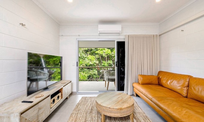 Trinity Beach Apartamento | The Tropical Trinity A Breezy Beachside Getaway