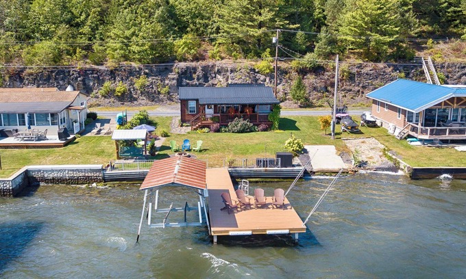 Valois Cabaña | The Trottage: "Modern 2 Bedroom Seneca Lake Home"