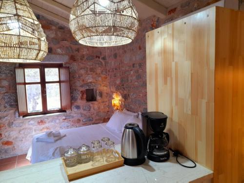 Omales Apartamento | The Two Carob Trees, Traditional Stonehouse, Nikandri, Pirgos Diros