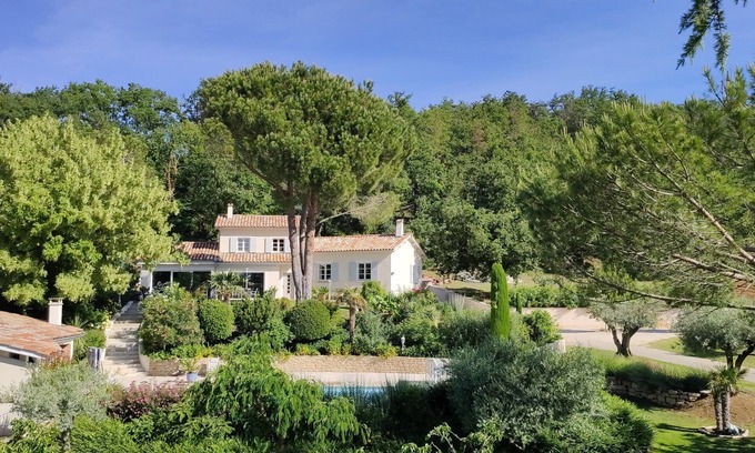 Mours-Saint-Eusebe Villa | La singular Villa Moursoise