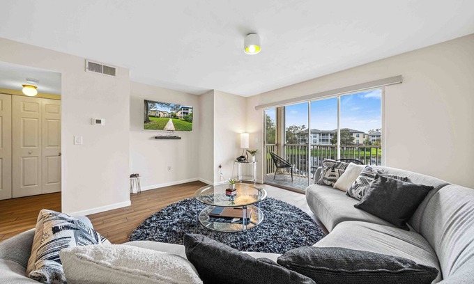 Carrollwood Condominio | The Urban Oasis – Serene Views!