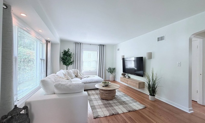 Arlington Heights Casa | The Vail/House/Hot Tub/Fire pit/Tesla charger/Garage