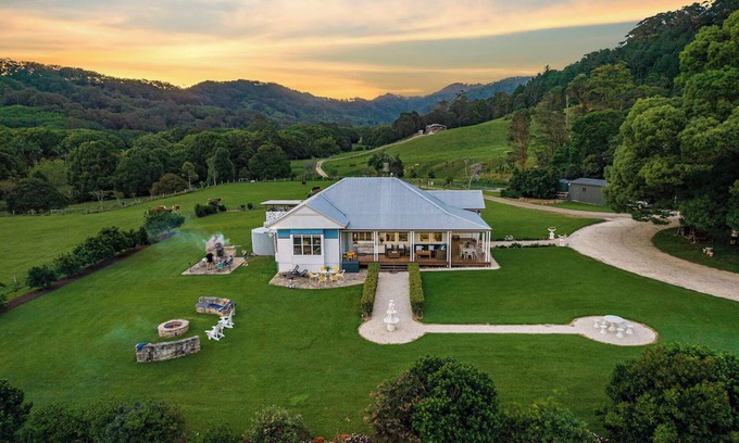 Middle Pocket Otro | THE VALE, Luxury Farm Homestead & Animal Sanctuary Hot Tub, Fire Pit, Wood Oven
