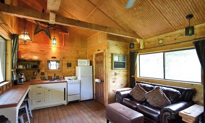 Brenham Cabina | The Veranda is a Secluded Romantic Cabin at Scenic Hill Retreat with Whirlpool Tub