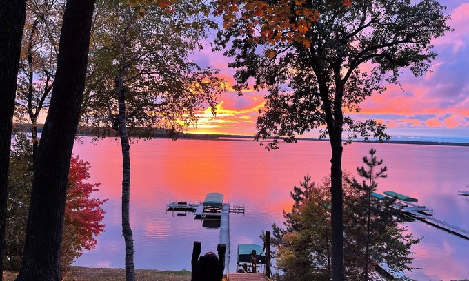 Lake Shore Casa | “The View on Gull” Spacious 4-bedroom plus loft house with 100’ on Gull Lake