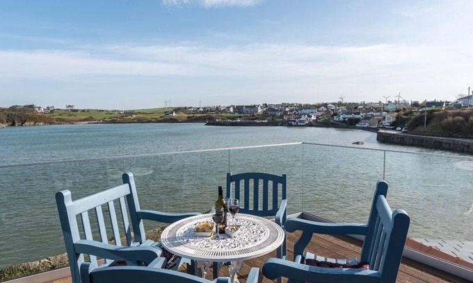Cemaes Bay Apartamento | The View @ The Moorings - an apartment that sleeps 5 guests in 2 bedrooms