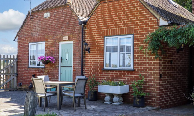 Graveney Cabaña | THE VIEW, with a garden in Faversham