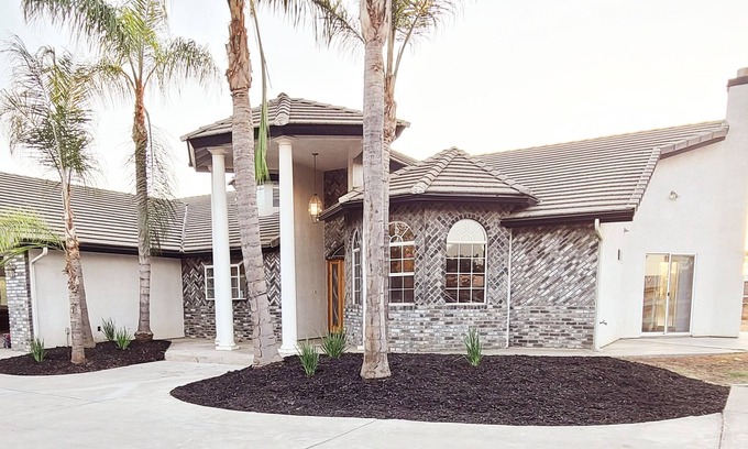 Porterville Casa | The Villa 232 - 5bedroom/6Beds/2MasterBedrooms/3Bath w/ Pool