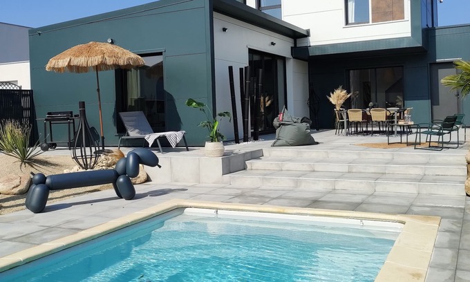 Saint-Aaron Villa | The Villa Pampa and its heated swimming pool