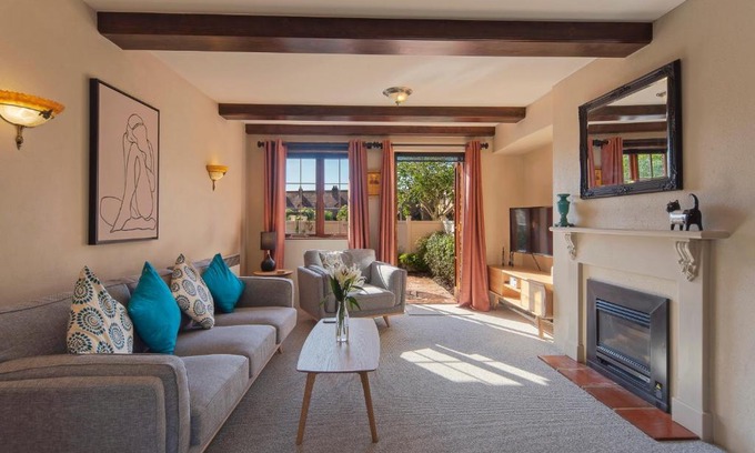 Stoke Apartamento | The Village Green Apartment
