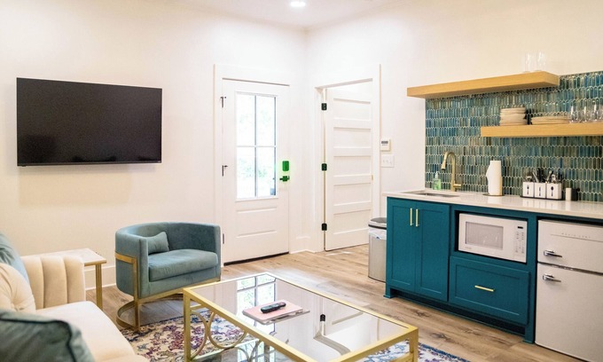 Ocean Springs Casa | The Vincent C - the perfect Ocean Springs location near restaurants & shopping!