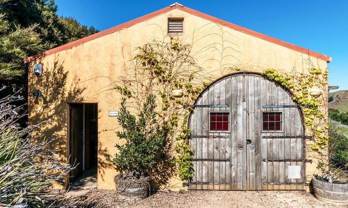 Onetangi Casa | The Cottage Vineyard - Stay Waiheke