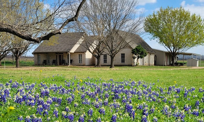 Marble Falls Casa | The Vineyard Vista - wildflowers, fire pit, near state parks, wineries, lakes
