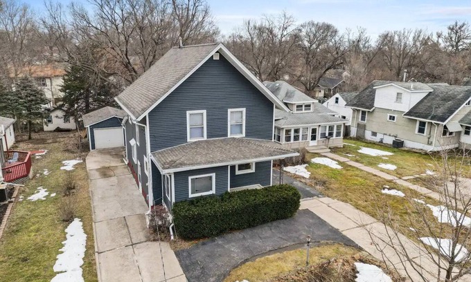 Des Moines Casa | The Vintage Haven. A cozy home 5 mins from Downtown Des Moines. Pet-Friendly