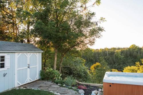 Ameliasburgh Casa | The Vue - Nestled by Roblin's Lake with a Hot Tub