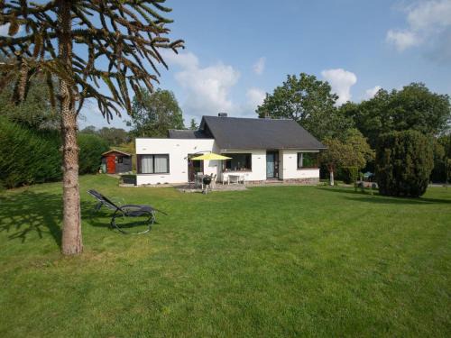 Somme-Leuze Casa | The Waltz of the Chickadees in Somme Leuze