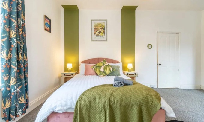 Splott Casa | The Wanderer - Lovely 3bd House - upto 10 guests.