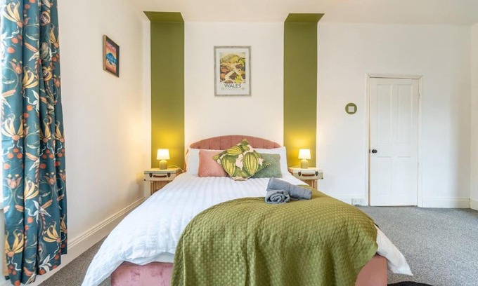 Splott Casa | The Wanderer - Lovely 3bd House - upto 10 guests.