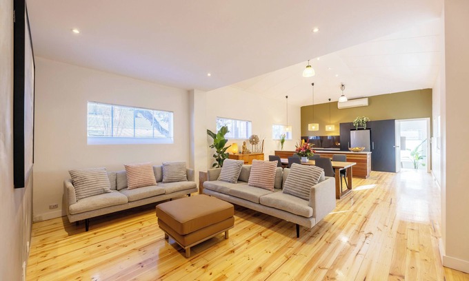 Fitzroy North Casa | The Warehaus | Spacey, Cool & Comfy