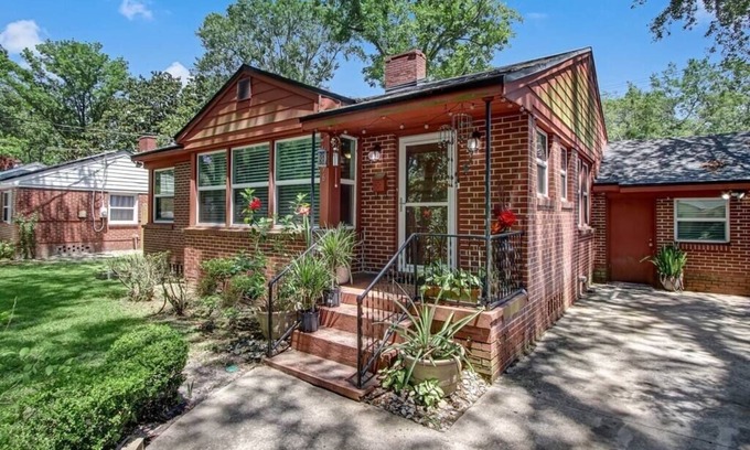 Murray Hill Casa | The Water Oak Bungalow quaint and cozy Murray Hill Riverside Home close downtown