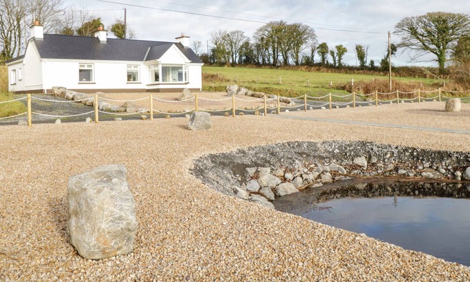 Ballyroddy Cabaña | THE WATER'S EDGE, family friendly in Boyle, County Roscommon