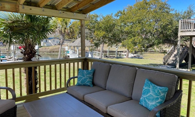 Sneads Ferry Cabina | The WATERFRONT Boathouse Cabin!