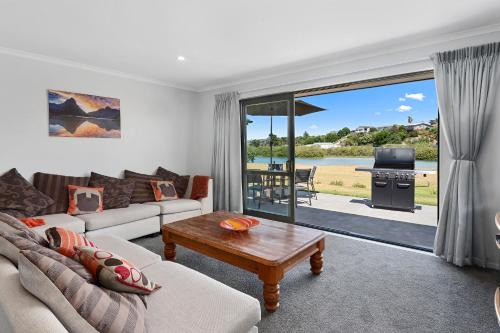 Ruakaka Casa | The Waterfront Ruakaka - Ruakaka Holiday Home